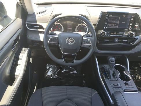 Used 2021 Toyota Highlander L image 16