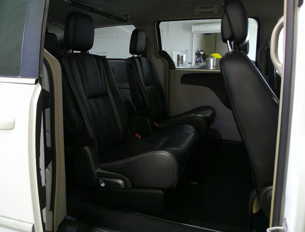 Used 2014 Chrysler Town & Country Touring FWD image 29