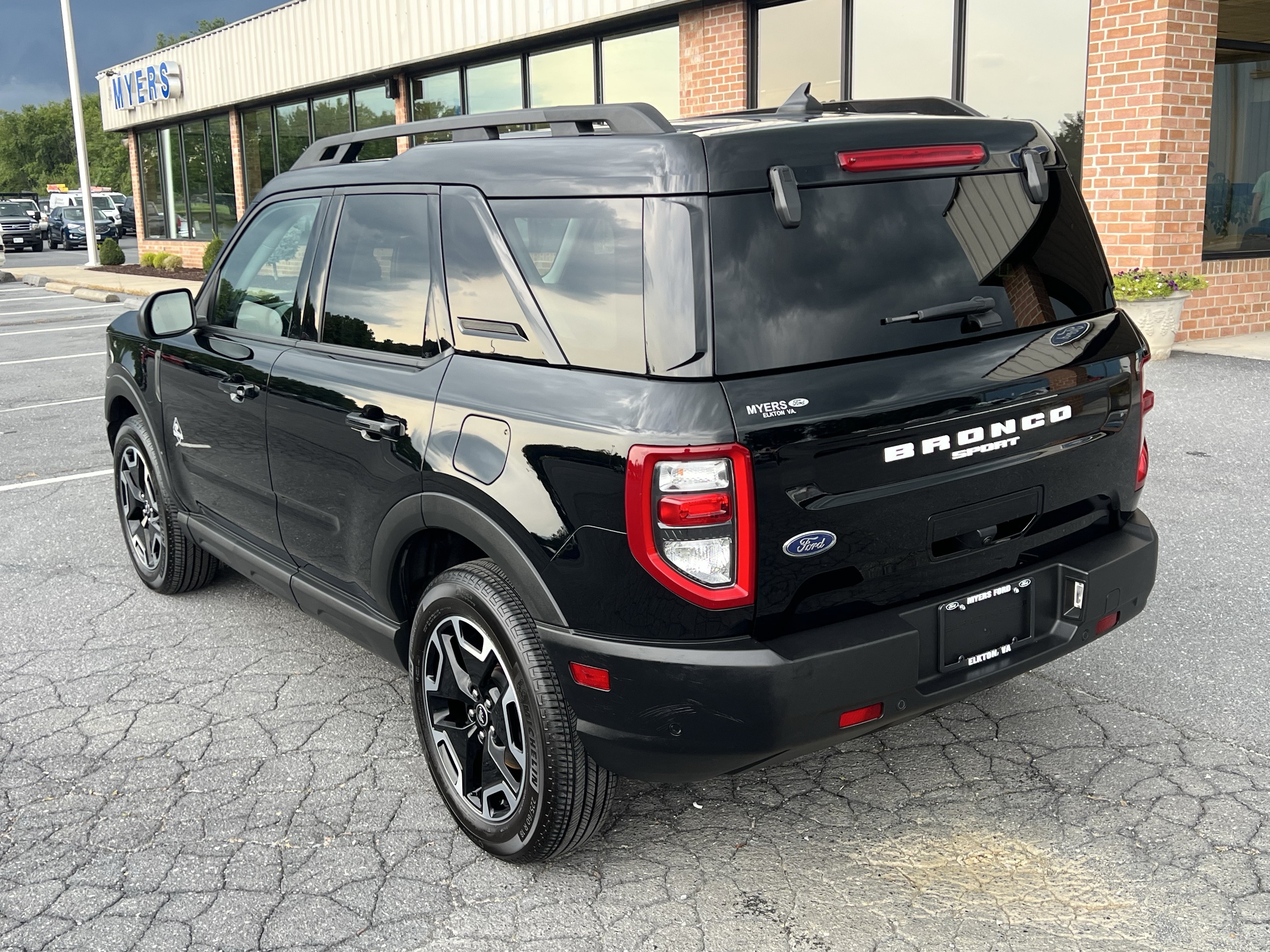Used 2023 Ford Bronco Sport Outer Banks w/ Tech Package AWD/4WD image 9