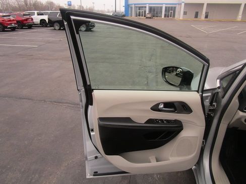 Used 2024 Chrysler Pacifica Touring-L image 16