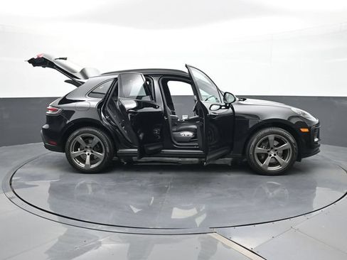 Certified 2025 Porsche Macan AWD/4WD image 34