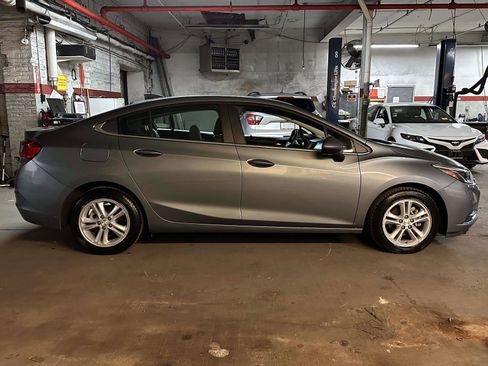 Used 2018 Chevrolet Cruze LT w/ Convenience Package image 6