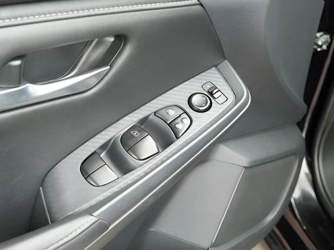 Used 2025 Nissan Sentra SV FWD image 12