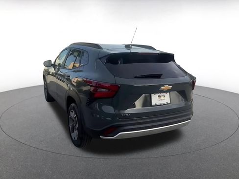Used 2025 Chevrolet Trax LT w/ LT Convenience Package image 11