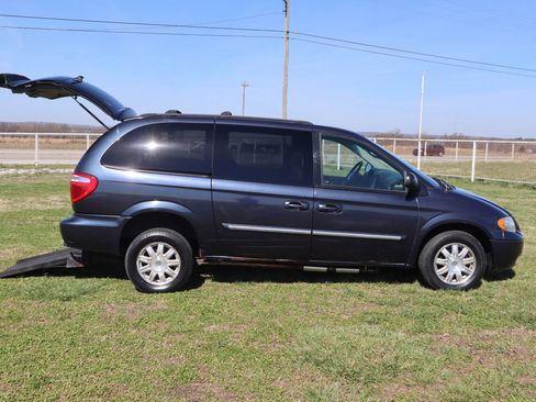 Used 2007 Chrysler Town & Country Touring w/ Leather Interior Group image 16