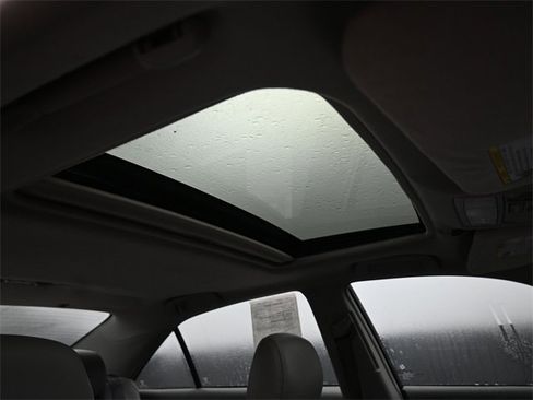 Used 2010 Toyota Camry XLE image 9