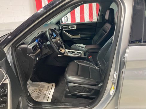 Used 2022 Ford Explorer XLT w/ Equipment Group 202A AWD/4WD image 21