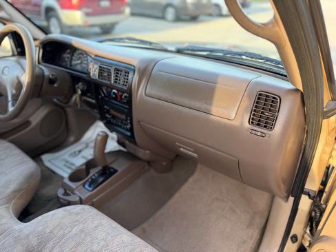 Used 2002 Toyota Tacoma 2WD Regular Cab image 16