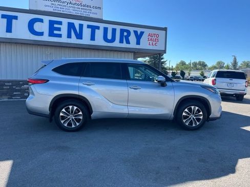 Used 2022 Toyota Highlander XLE AWD/4WD image 14