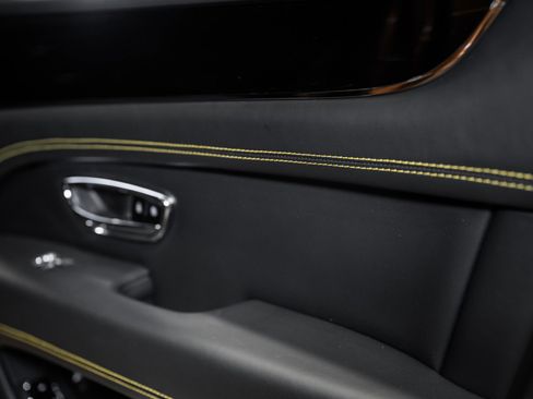 Used 2025 Bentley Bentayga image 50