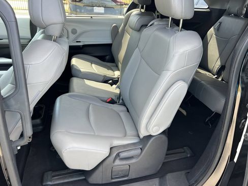 Used 2025 Toyota Sienna XLE FWD image 11