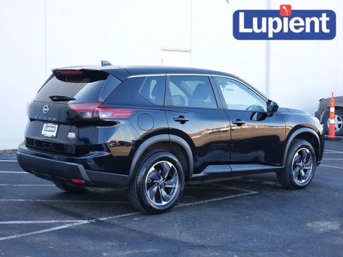 Used 2025 Nissan Rogue SV image 3