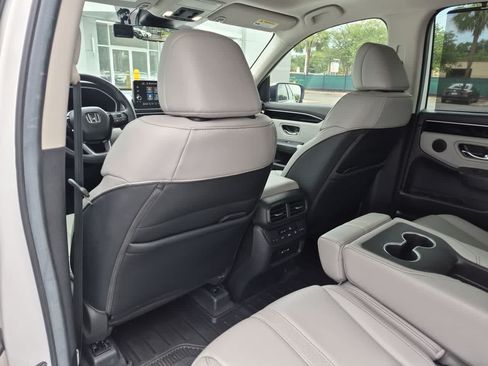Used 2025 Honda Pilot Touring image 19