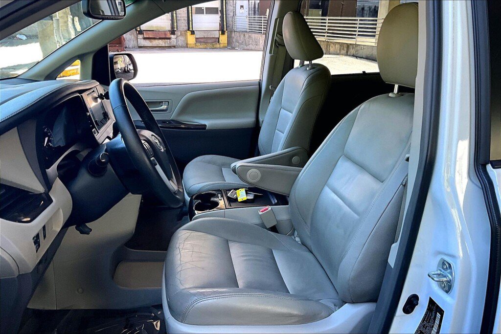 Used 2017 Toyota Sienna XLE FWD image 15