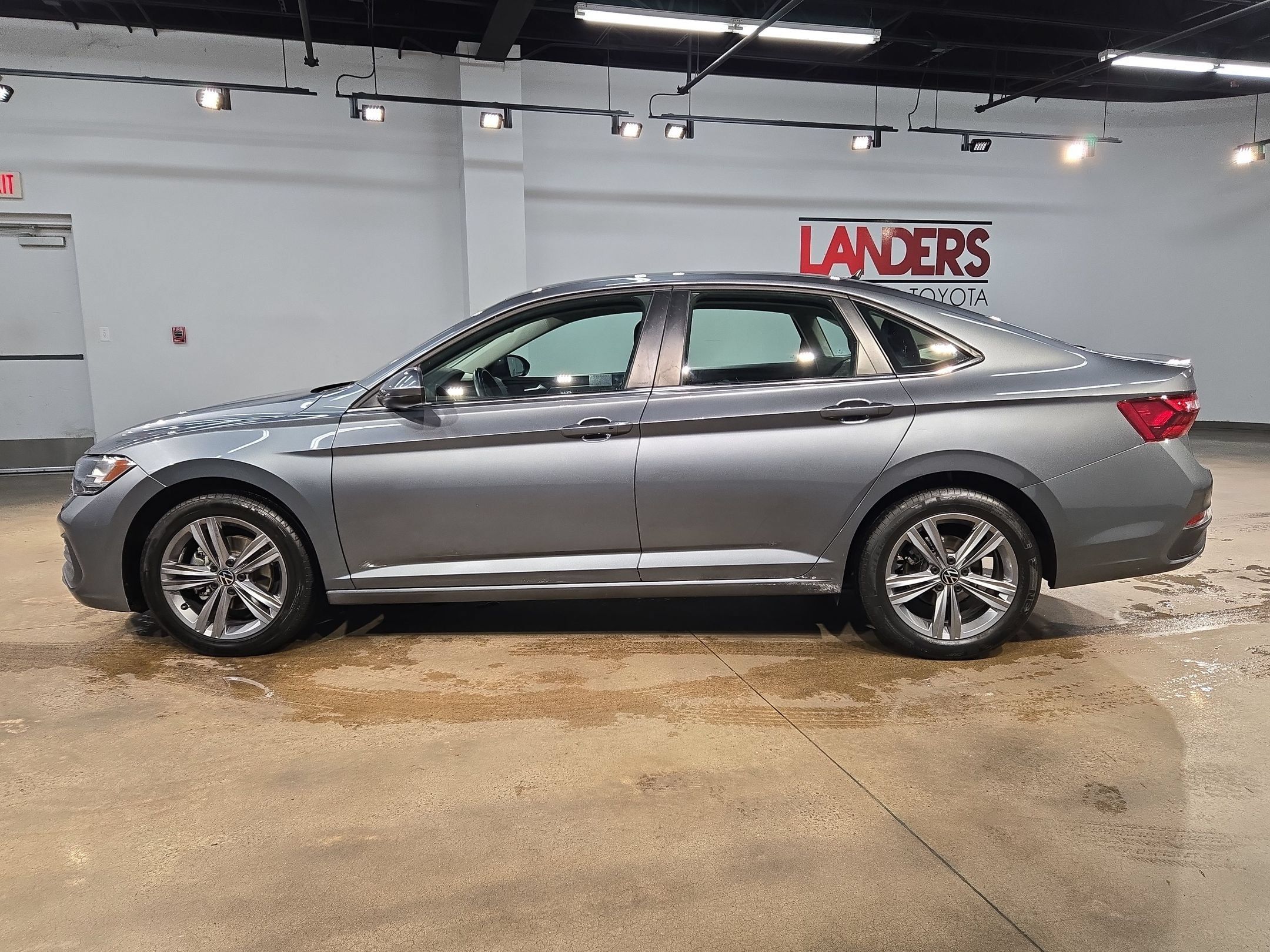 Used 2024 Volkswagen Jetta SE FWD image 4