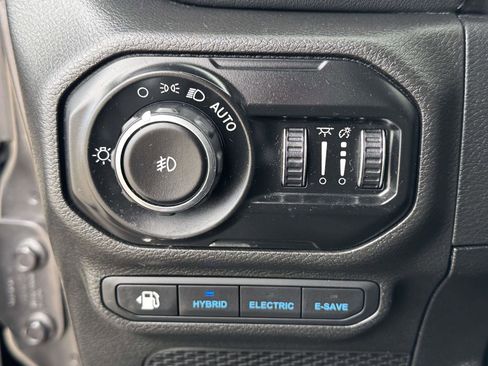 Used 2021 Jeep Wrangler Unlimited Sahara w/ Cold Weather Group AWD/4WD image 20