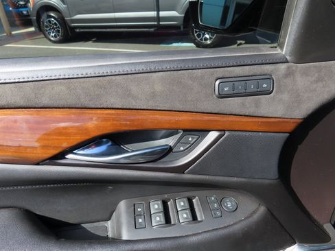 Used 2020 Cadillac Escalade ESV Premium Luxury image 12