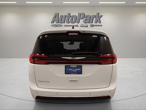 Used 2025 Chrysler Pacifica Select FWD image 9