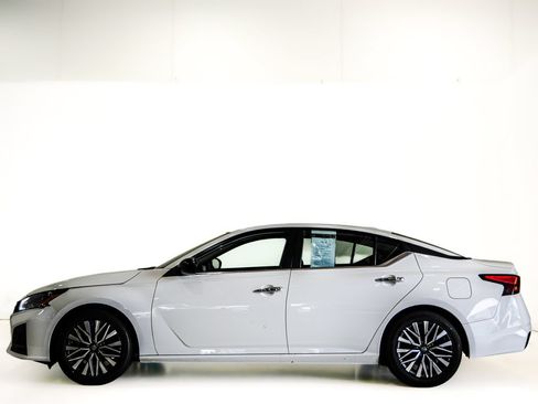 Used 2025 Nissan Altima 2.5 SV FWD image 5