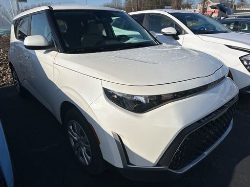 Used 2025 Kia Soul LX image 3
