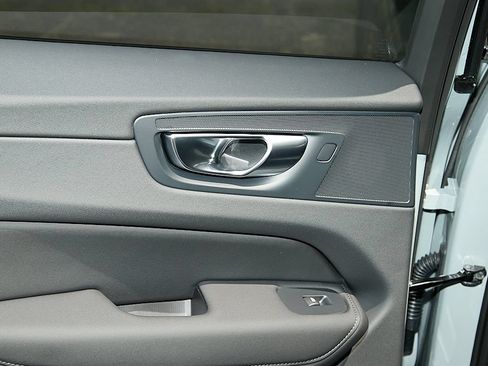 New 2026 Volvo XC60 B5 Plus w/ Climate Package PRO AWD/4WD image 19
