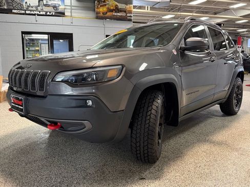 Used 2019 Jeep Cherokee Trailhawk AWD/4WD image 3