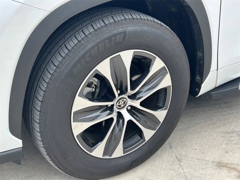 Used 2025 Toyota Highlander XLE image 9
