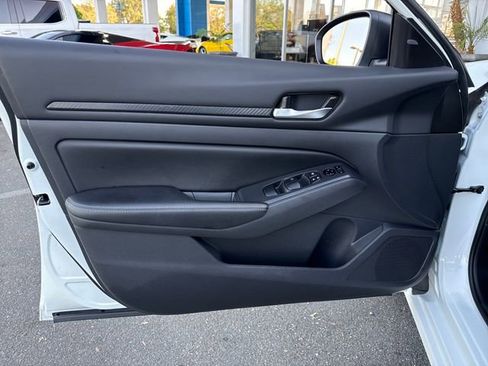 Used 2025 Nissan Altima 2.5 SV image 10
