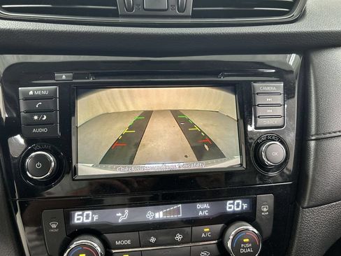 Used 2018 Nissan Rogue SV AWD/4WD image 16