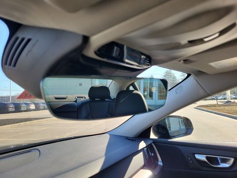 Used 2021 Volvo S60 T5 Momentum w/ Premium Package image 27