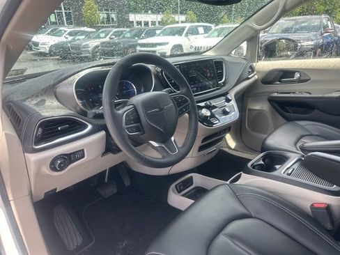 Used 2024 Chrysler Pacifica Limited FWD image 24