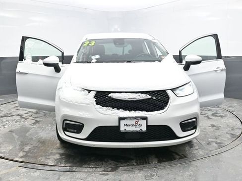 Used 2023 Chrysler Pacifica Touring-L image 40