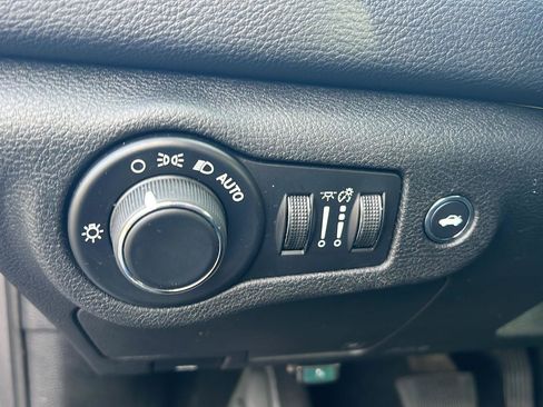 Used 2016 Chrysler 200 Limited image 19