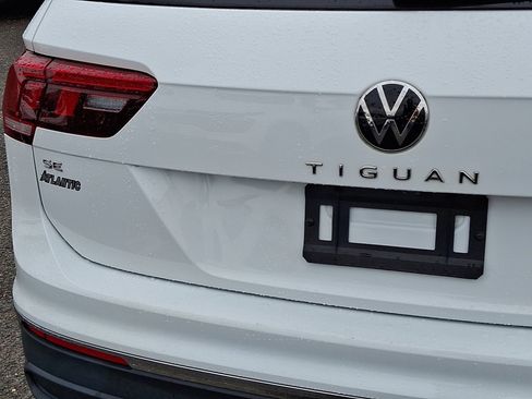 Used 2022 Volkswagen Tiguan SE w/ Panoramic Sunroof Package image 16
