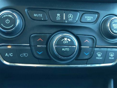 Used 2022 Jeep Cherokee Trailhawk image 26