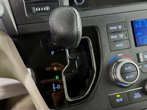 Used 2019 Toyota Sienna L image 19