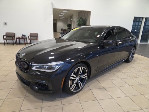 Used 2017 BMW 750i xDrive image 3