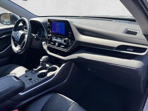 Certified 2025 Toyota Highlander XLE image 23