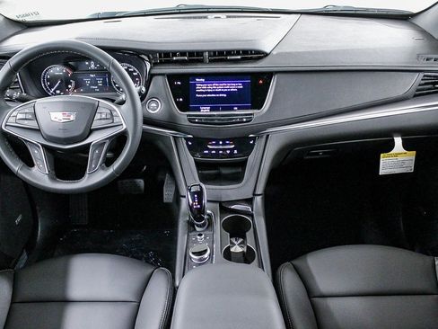 New 2025 Cadillac XT5 Luxury image 12