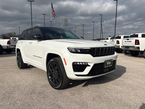 New 2025 Jeep Grand Cherokee Summit image 7