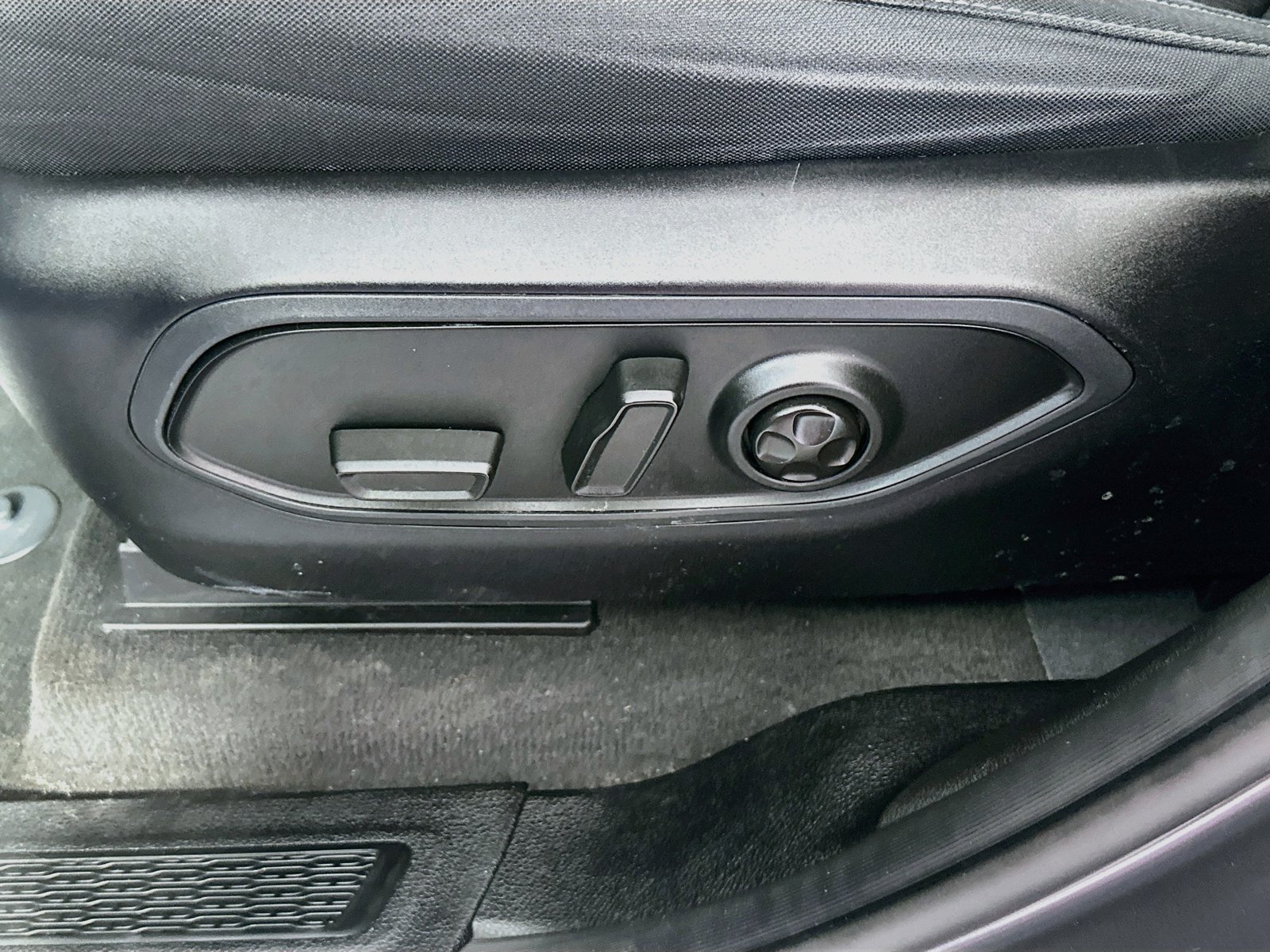 Used 2023 Jeep Grand Cherokee Laredo AWD/4WD image 18