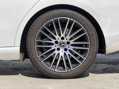 Used 2025 Mercedes-Benz C 300 4MATIC Sedan image 2