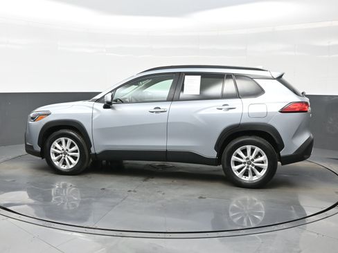 Used 2024 Toyota Corolla Cross LE image 3