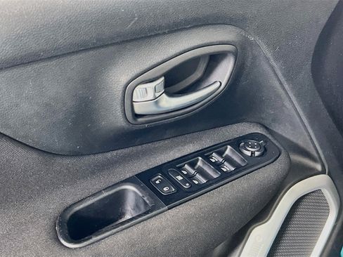 Used 2021 Jeep Renegade Latitude AWD/4WD image 17