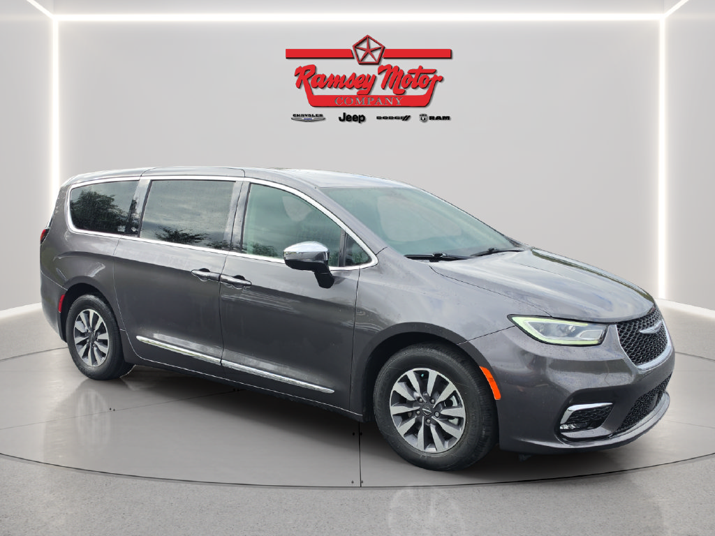 Used 2023 Chrysler Pacifica Limited w/ Uconnect Theater Family Group FWD image 1