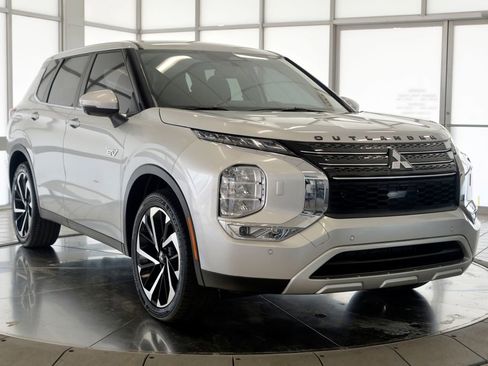 Used 2025 Mitsubishi Outlander SE image 2