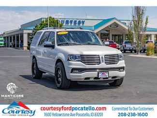 Used 2017 Lincoln Navigator Select image 1