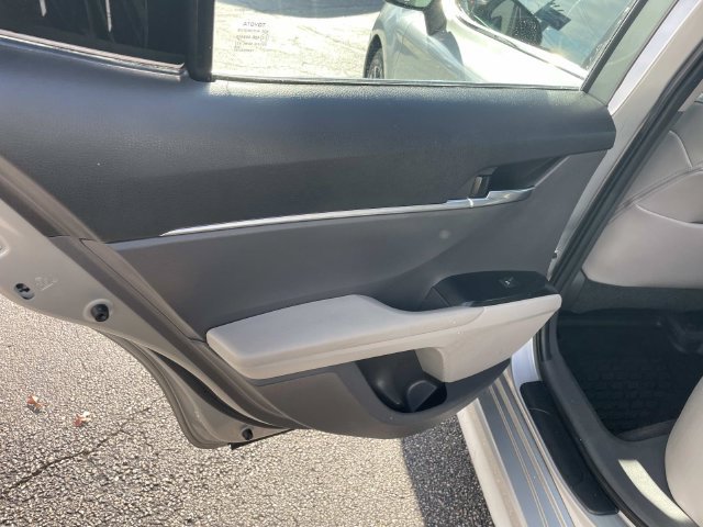 Used 2020 Toyota Camry SE w/ Convenience Package FWD image 15