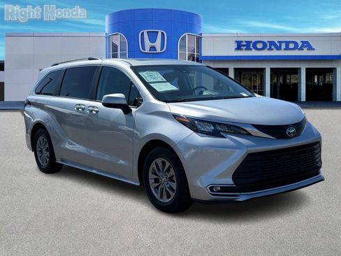 Used 2024 Toyota Sienna XLE FWD image 10