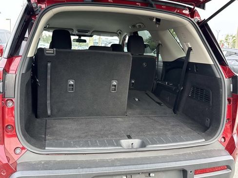 Used 2024 Nissan Pathfinder SV image 11